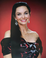 AUTOGRAPHED 8X10 PHOTO (VINTAGE) - LIVE! AN EVENING WITH CRYSTAL GAYLE
